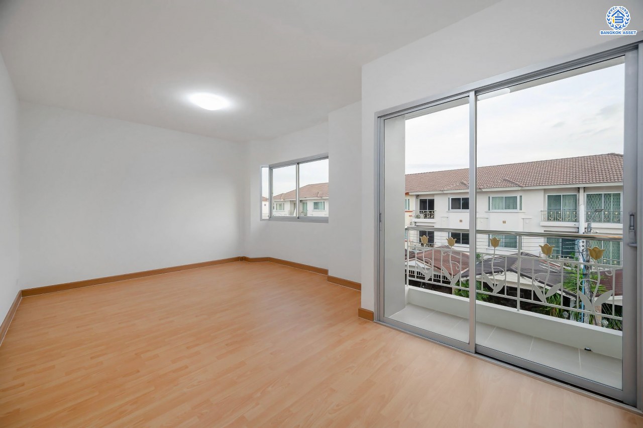 บ้านมือสองตกแต่งใหม่ โครงการ ศุภาลัยวิลล์ วงศ์สว่าง พร้อมอยู่ เนื้อที่ 24.2 ตร.ว. ฟังก์ชัน 3 ห้องนอน 3 ห้องน้ำ จอดรถได้ 2 คัน บนสุดยอดทำเล เชื่อมต่อได้หลายเส้นทาง ทั้งถนนกรุงเทพ-นนทบุรี, ถนนวงศ์สว่าง, ถนนนครอินทร์ และถนนติวานนท์ ใกล้จุดขึ้นทางด่วนงามวงศ์วาน รถไฟฟ้าสายสีม่วง "สถานีแยกติวานนท์" และ "สถานีกระทรวงสาธารณสุข"